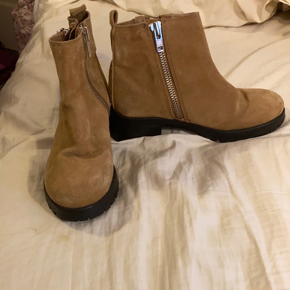 Urban Oufitter tan booties